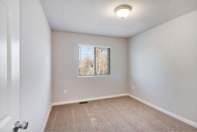 Building Photo - 2223 Macatawa Ln