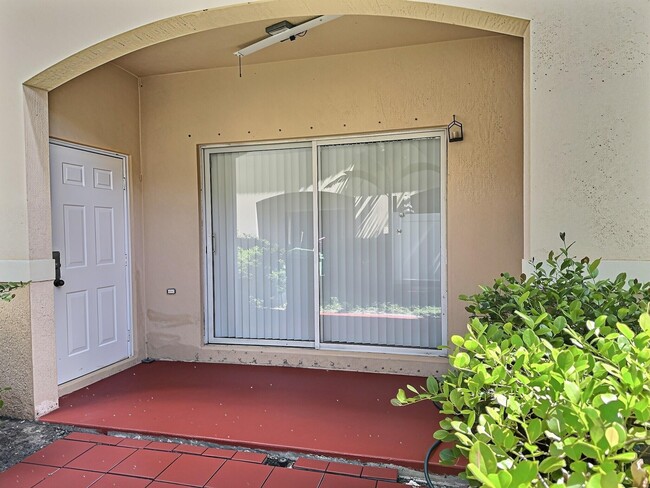 Building Photo - 8833 S Isles Cir