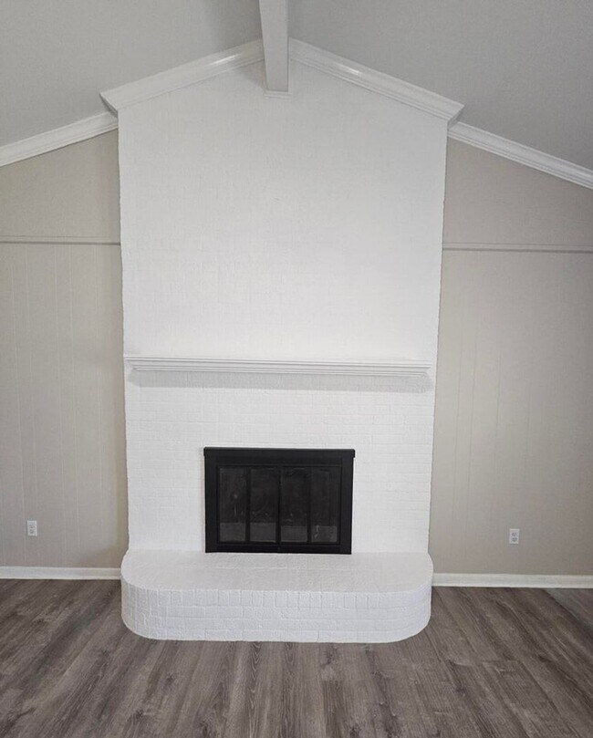 Building Photo - Adorable move-in ready home 3 bedroom 2 bath