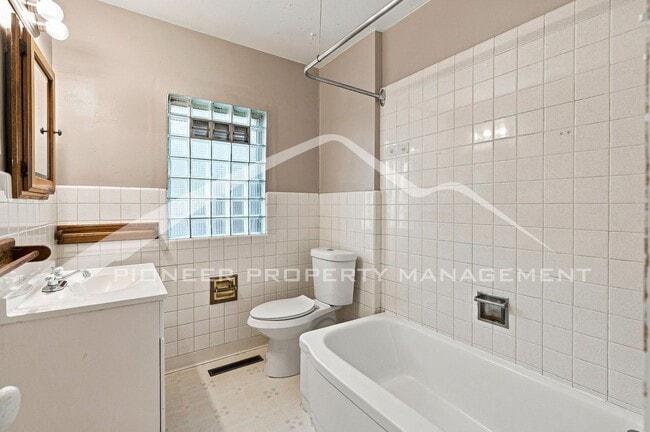 Building Photo - Spacious Home with Central AC and Washer/Dryer