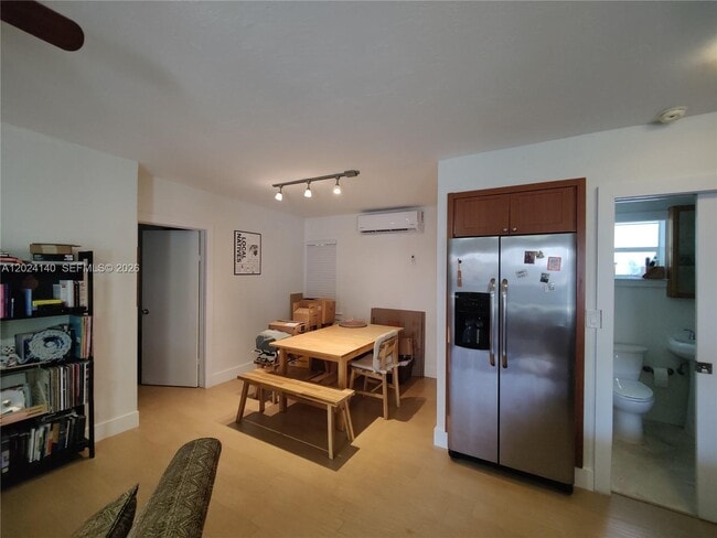 Building Photo - 1823 S Bayshore Ln