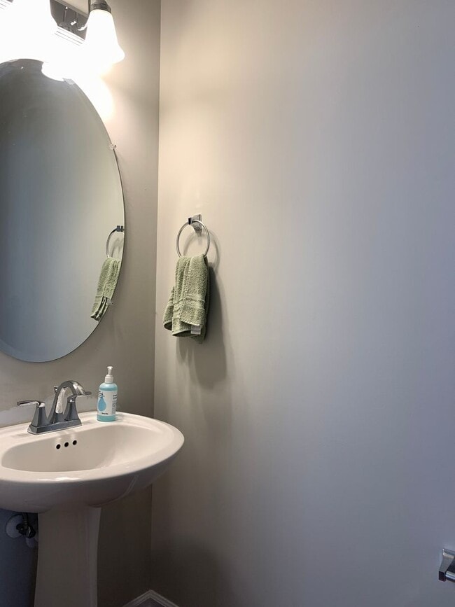 Building Photo - Perfectly Located 2 Bedroom Suite Townhome...
