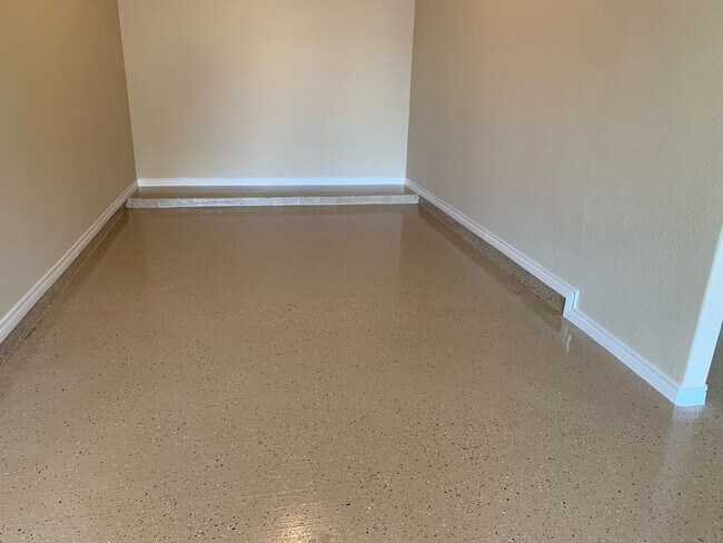 Building Photo - Spacious 4-bedroom, 2.5 bath, 3 car garage...