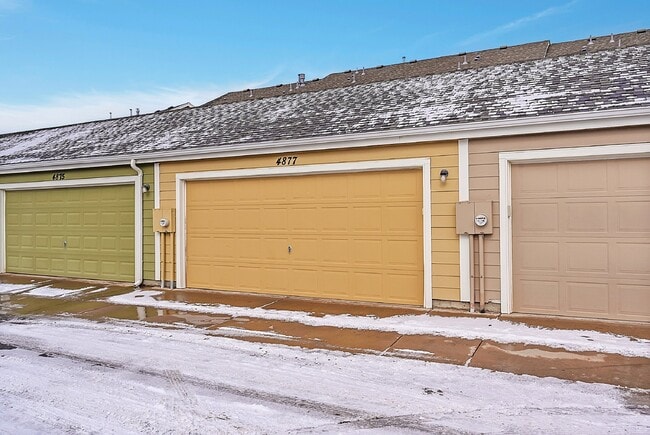Building Photo - $1,795.95- 2-Bed 2.5 Bath Townhome in Colorado Springs with Fenced-in Yard and Laundry In Unit!