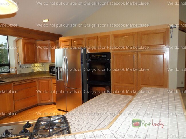 Building Photo - INCREDIBLE VIEWS!! Large 2-Bedroom + Den Duplex with 3-Car Garage in Fantastic Federal Way Neighb...