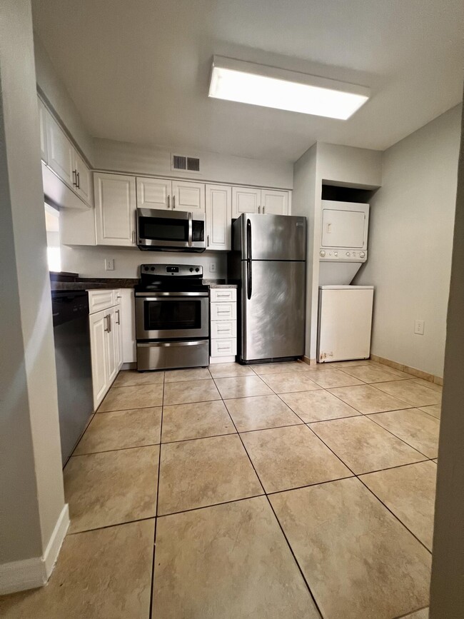 Building Photo - 6101 Glenmoor Dr