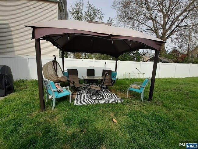 Building Photo - 98 Willard St