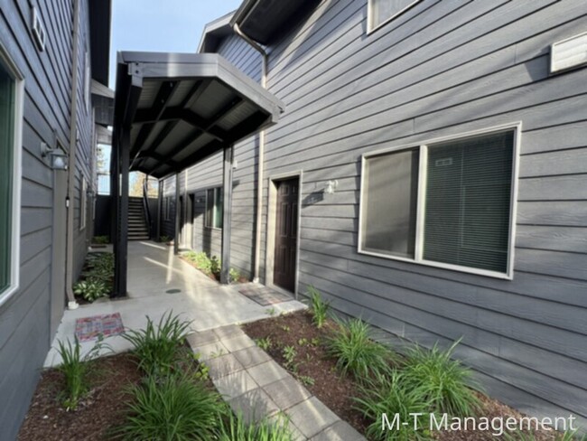 Primary Photo - 3 br/3 bath townhouse + WD + garage in the...