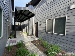 Building Photo - 3 br/3 bath townhouse + WD + garage in the...