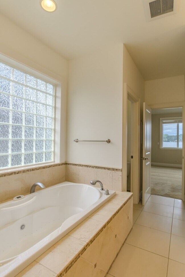 Building Photo - 4Bd/4Ba Seattle Home