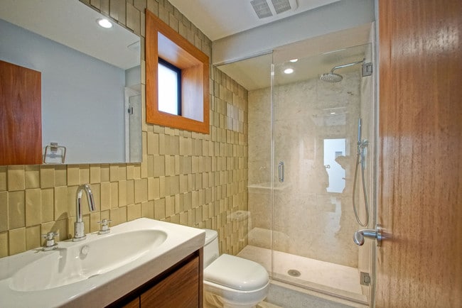 Lower Level Bath - 216 33rd Pl
