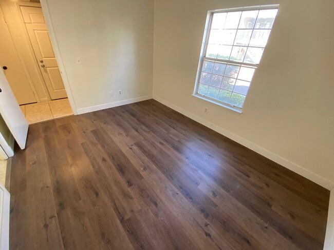 Building Photo - MOVE IN SPECIAL WITH THIS BEAUTIFUL 2 BEDROOM 2 BATHROOM CONDO IN GATED COMMUNITY