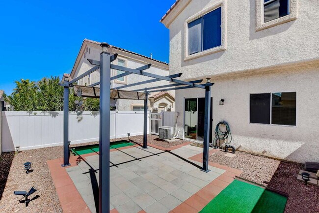 Building Photo - "Charming 2-Bedroom Townhouse Retreat with 2.5 Baths in South Henderson -with Backyard “