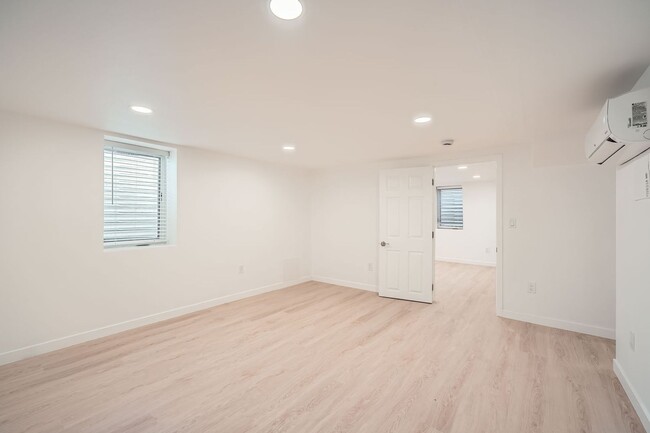 Building Photo - Beautiful Remodel in City Park North- Move...