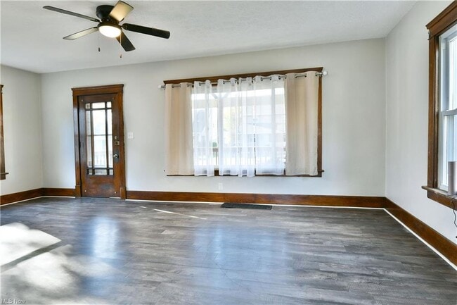 Building Photo - 781 Oak Knoll Ave SE