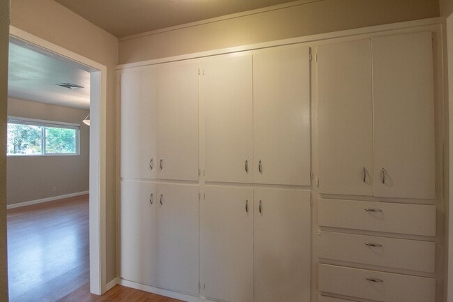 Building Photo - 2 Bedroom North Redding Home with Bonus Room. Completely Fenced!