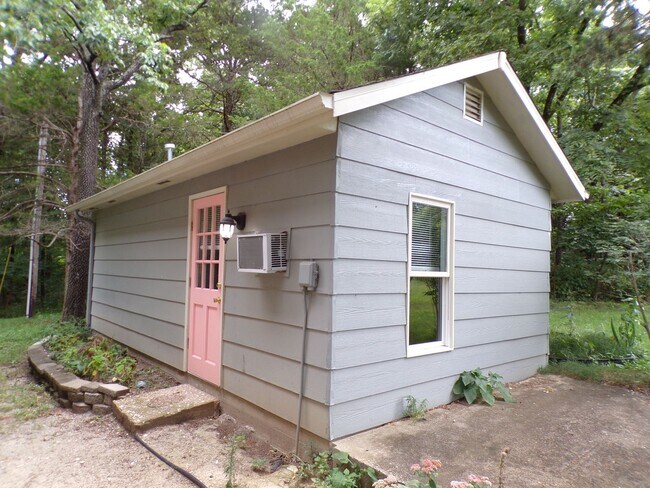 Building Photo - Unique 2 Bed 2.5 Bath Country Home!