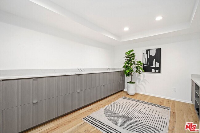 Building Photo - 440 N Oakhurst Dr