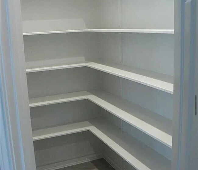 Building Photo - Modern 3 Bed and 2.5 Bath Home Near Downto...