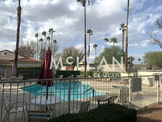 Building Photo - Beautiful Two Bedroom Condo in a Stunning ...