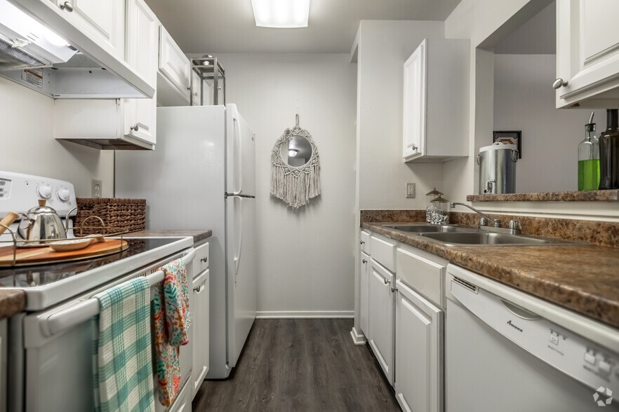 1BR, 1BA - 669SF - Kitchen - University Square