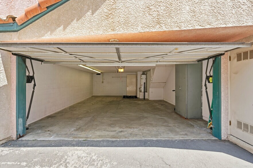 Building Photo - 13901 Olive View Ln