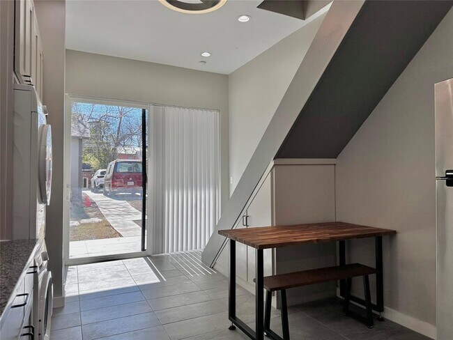 Building Photo - 914 E 39th St