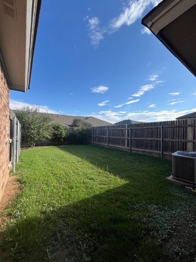 Building Photo - Cute 3/2/2 townhome in the Lubbock-Cooper ...
