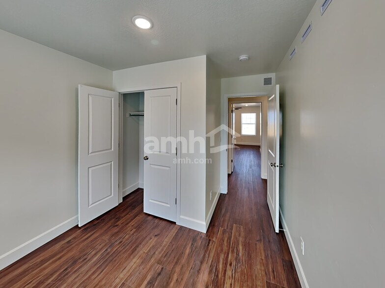 Building Photo - 11022 S Trocadero Ave