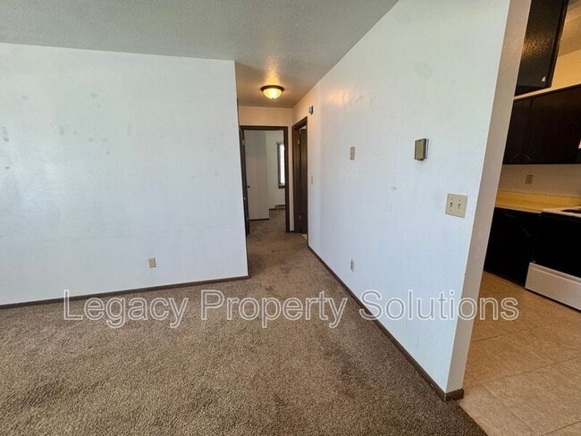 Building Photo - 206 1st St