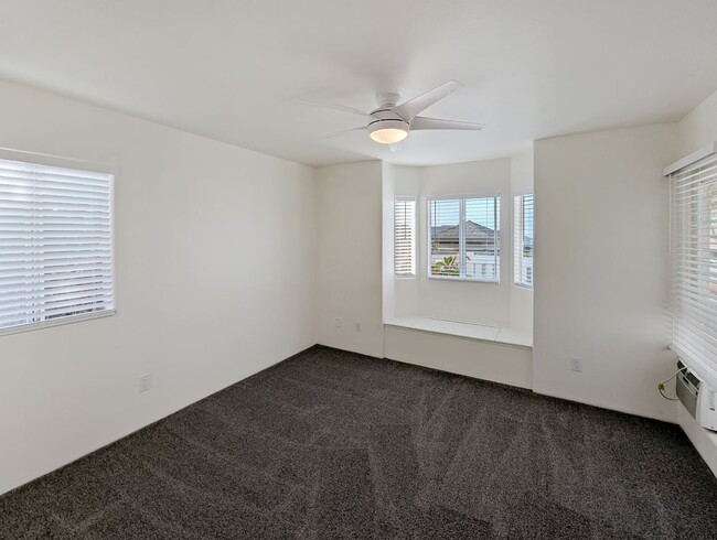 Building Photo - Ground floor 3 bedroom 2 bath with ocean v...