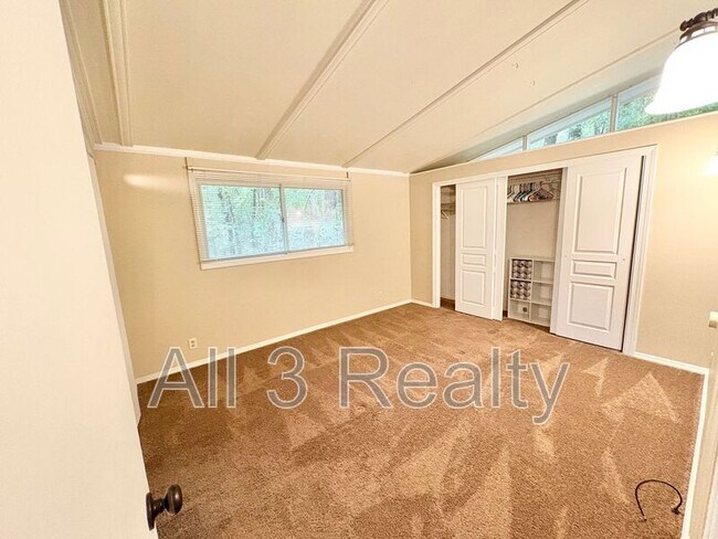 Building Photo - 435 Sherwood Rd