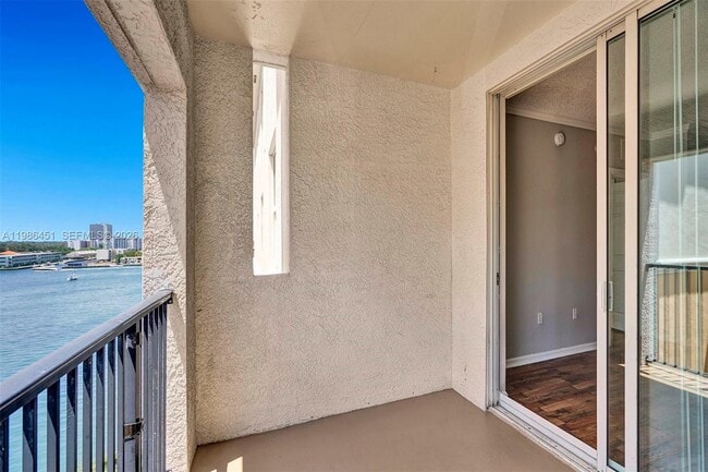 Building Photo - 17150 N Bay Rd