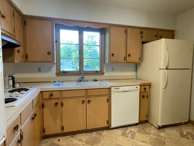 Building Photo - {731} Convenient Location + Full basement + 2 Car Tandem Garage