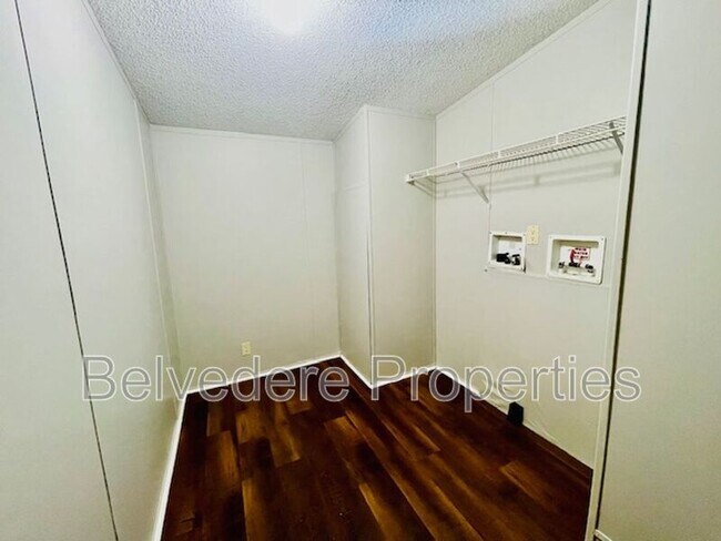 Building Photo - 237 Red Oak Dr