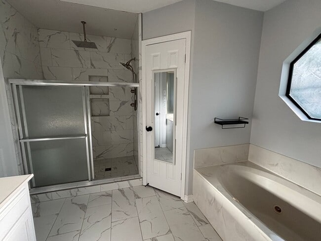 Building Photo - SPACIOUS HOME WITH FLEX ROOM