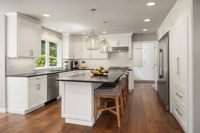 Building Photo - Furnished Redmond Home | Short-Term 3–6 Month Lease | Avail Now!