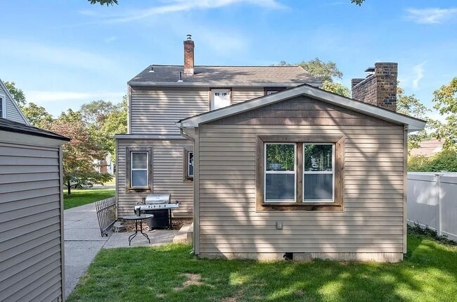 Building Photo - 2416 Aleda Ave SE