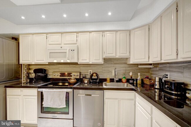 Building Photo - 3709 S George Mason Dr
