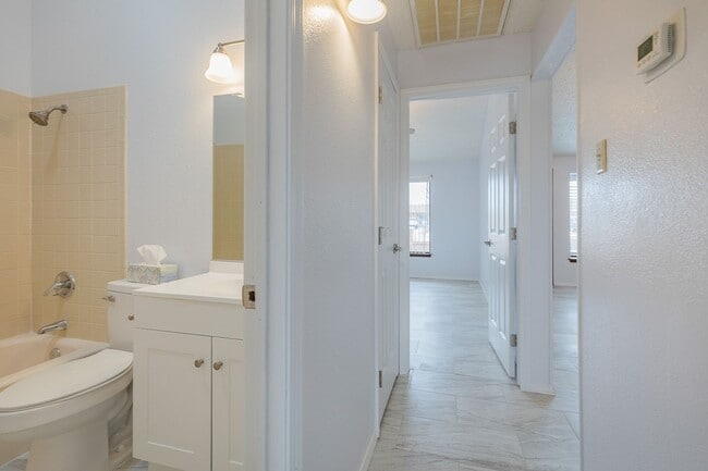 Building Photo - Comfortable 2 Bed 2 Bath - Pet Friendly & New Amenities!