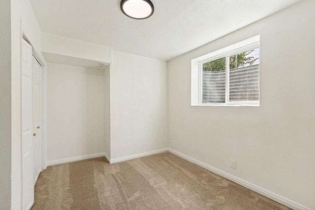 Building Photo - 5643 4015 W