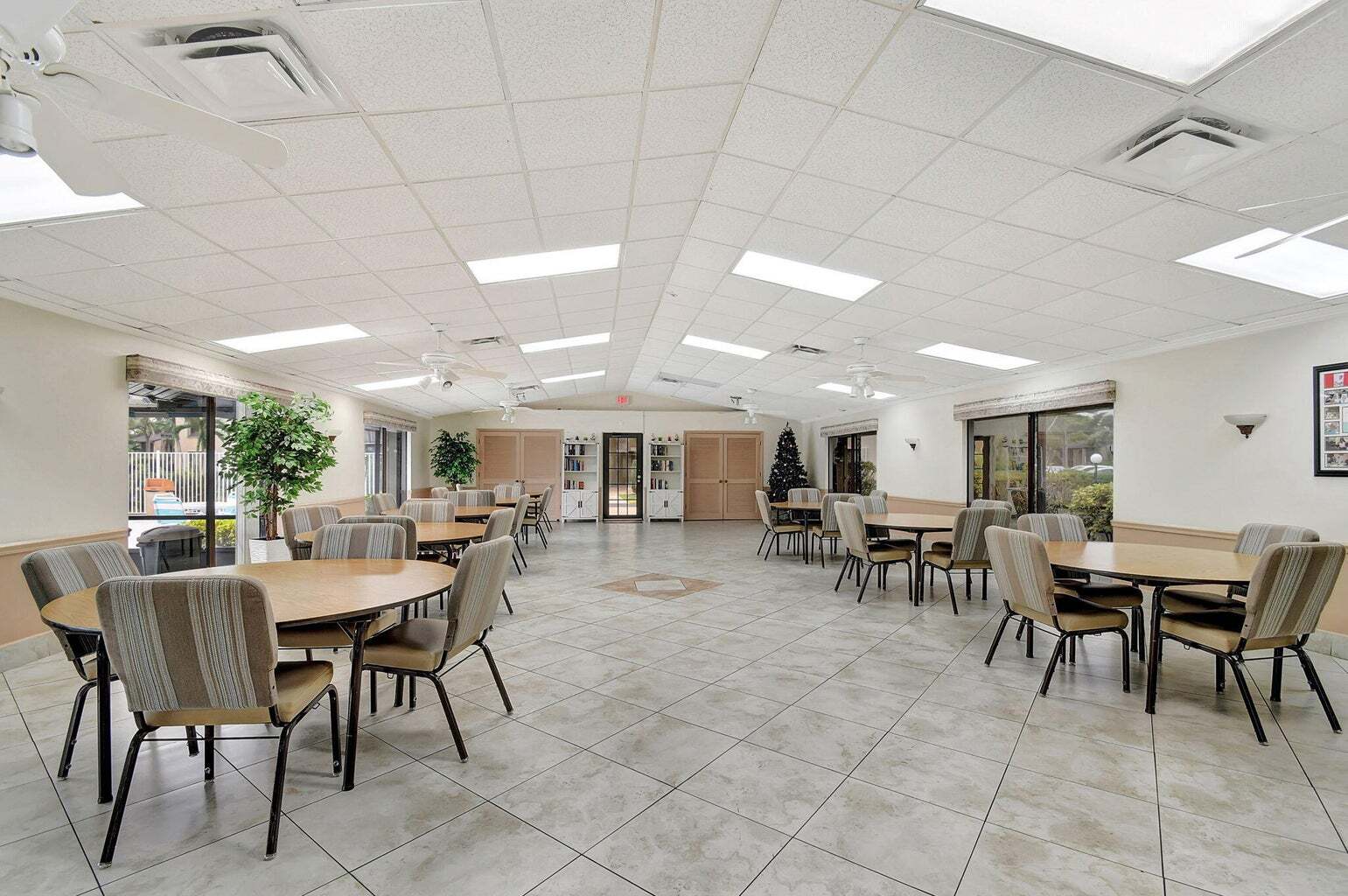 Building Photo - 704 Sunny Pine Way