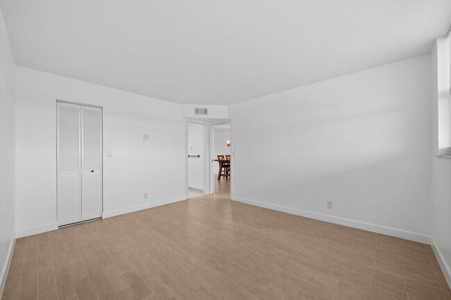 Building Photo - 5321 NE 24th Terrace