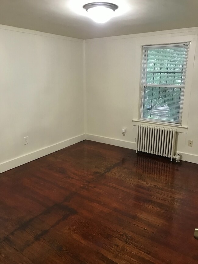 Building Photo - 4 Bed / 2 Bath Single Family Home