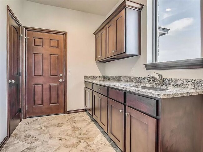 Building Photo - Fantastic 3/2 Gated Neighborhood Choctaw S...