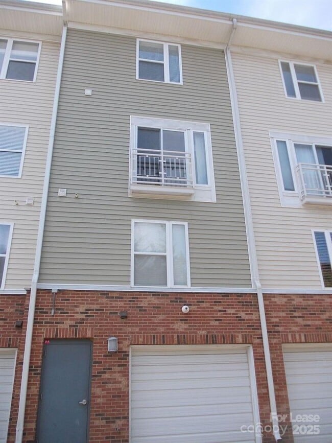Building Photo - 641 Raphael Place