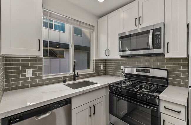 Building Photo - 816 S Sullivan St