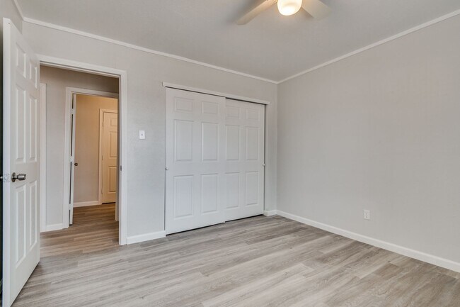 Building Photo - Beautifully Updated, Modern Finishes!