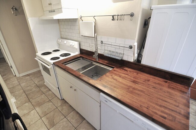 Building Photo - Beautiful Austin condo in amazing location!
