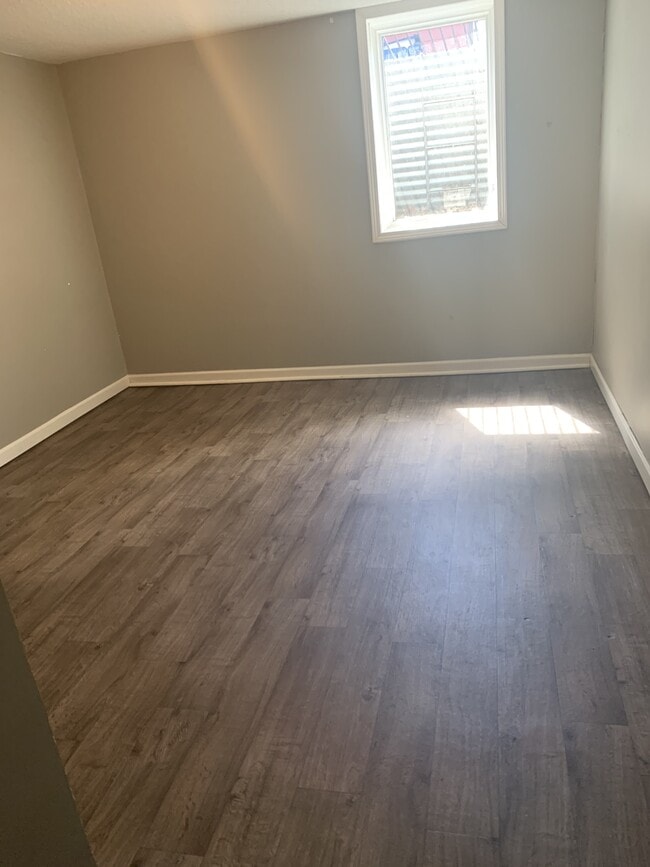 Building Photo - 513 W Clark St